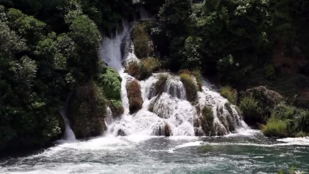 Панорамний знімок водоспад на річці Крка-Хорватія — стокове відео