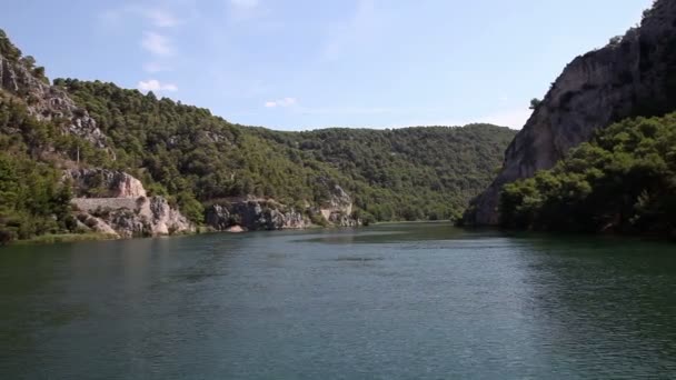 Panoramaaufnahme vom Ufer des Flusses Krka aus dem fahrenden Boot — Stockvideo