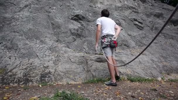 Man förbereder för bergsklättring i naturen — Stockvideo