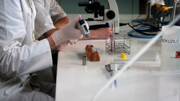 Inyección del estudiante de farmacia durante el experimento — Vídeo de stock