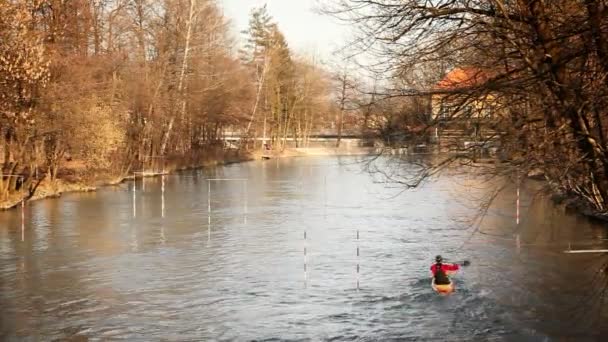 Todavía tiro de kayak en aguas tranquilas — Vídeo de stock