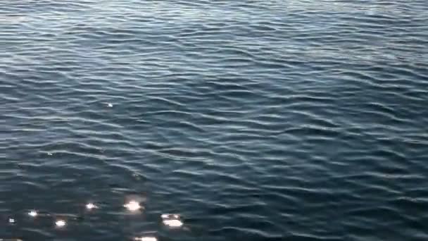 Fotografía del reflejo en el agua tomada del barco en movimiento — Vídeo de stock