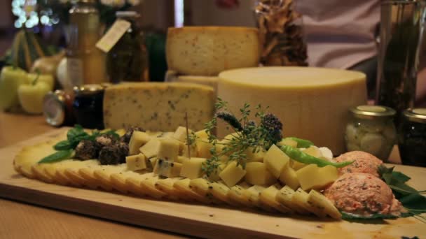 基板から役立ったチーズを選ぶ人の手のクローズ アップ — ストック動画