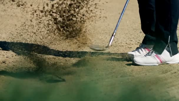 一个女子高尔夫球手的镜头 — 图库视频影像