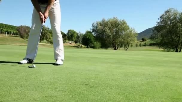 一个男子高尔夫球手的镜头 — 图库视频影像