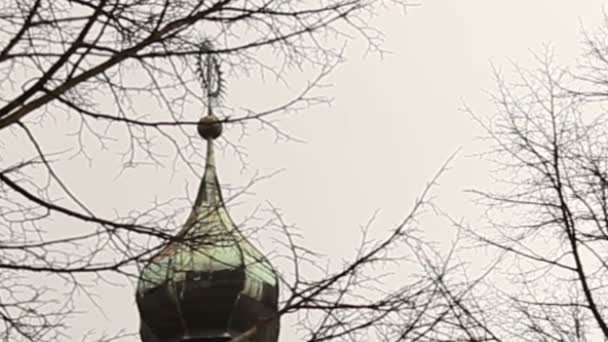 Camer zoom in on church tower — Stock Video