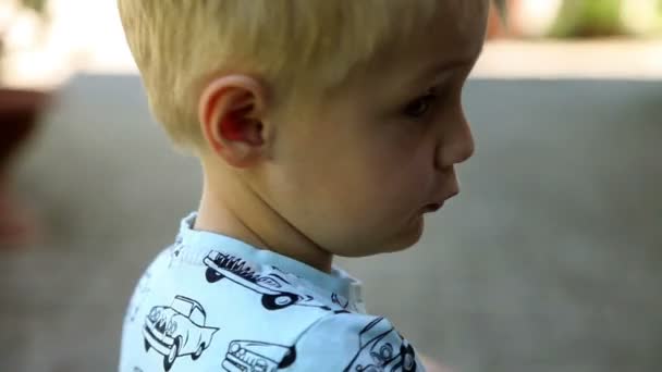 Primer plano de la cara de un niño triste — Vídeo de stock