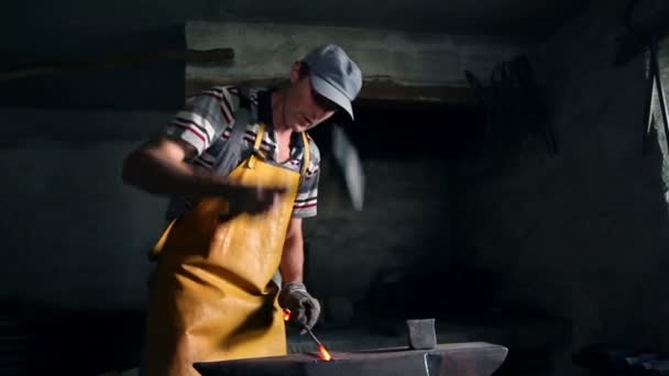 鍛冶屋は熱い金属を形成します。 — ストック動画