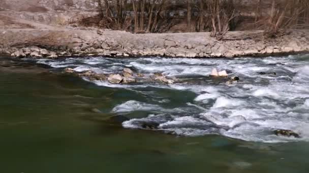 Řeka běží přes skály — Stock video