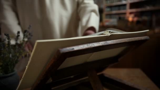 Close up van een monnik oud boek lezen — Stockvideo