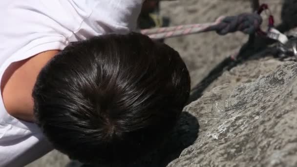 Nahaufnahme des Gesichts eines Bergsteigers — Stockvideo