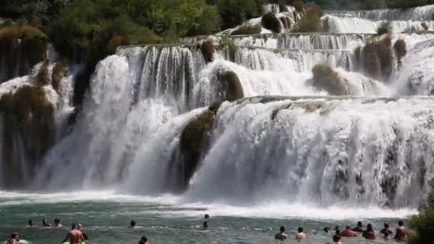 Skott av vattenfall på krka river-Kroatien — Stockvideo