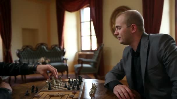 Two business men playing chess and having a wild discussion — Stock Video