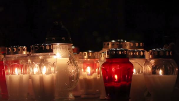 Candele che bruciano in memoria di persona speciale — Video Stock