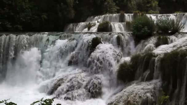 Aufnahme eines Wasserfalls auf dem Fluss Krka-Kroatien — Stockvideo