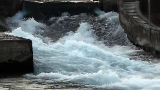 Skott av paddlare i vilda vatten manipuleras av mänskliga — Stockvideo