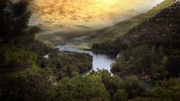 Panorámás lövés a kanyon a Krka folyó-Horvátország hozzáadott felhő idő kör — Stock videók