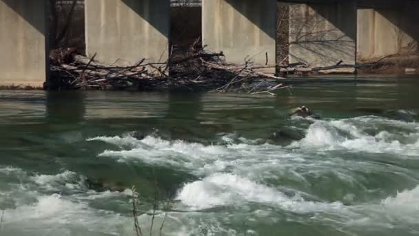 Shot z řeky tekoucí přes překážky — Stock video