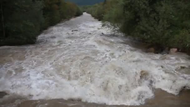 Pohled na řeku během bouře — Stock video