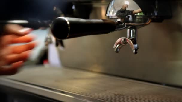Ακόμα πυροβολισμό από σερβιτόρα προετοιμασία φλιτζάνι καφέδες με τη βοήθεια του καφετιέρα — Αρχείο Βίντεο
