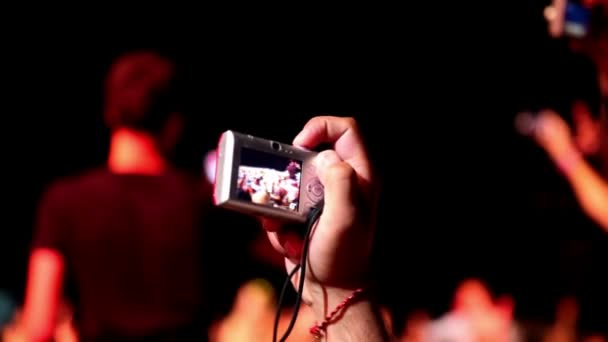 Снимок одного из зрителей, фотографирующего цифровой камерой — стоковое видео