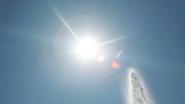 Toma de un sol que brilla con una fuente — Vídeo de stock