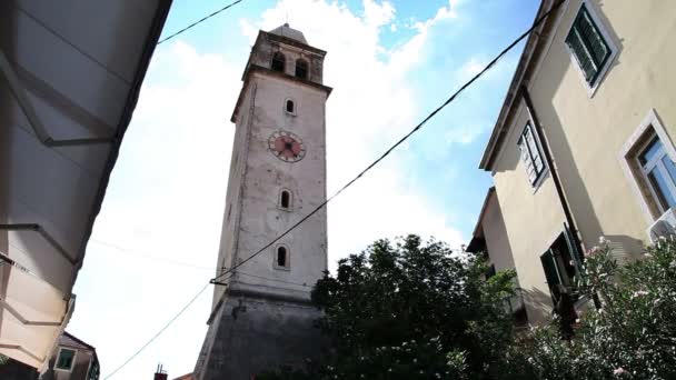Tiro de la torre de la iglesia en una parte antigua de la ciudad — Vídeos de Stock