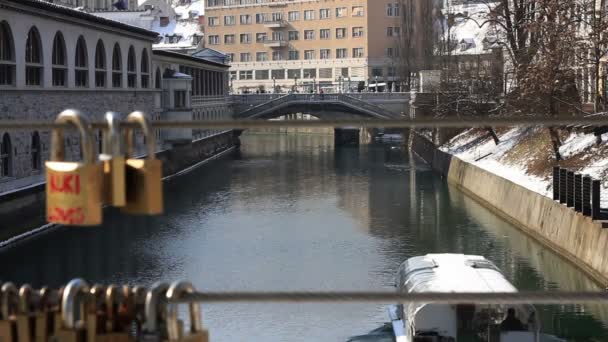 Foto panoramica di una barca sul fiume Lubiana realizzata attraverso una linea di chiuse — Video Stock