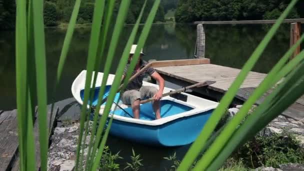 Young man preparing for fishing — ストック動画