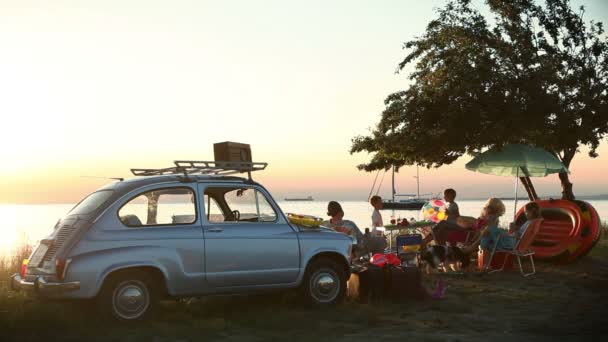 Család együtt tölteni az időt a strandon — Stock videók