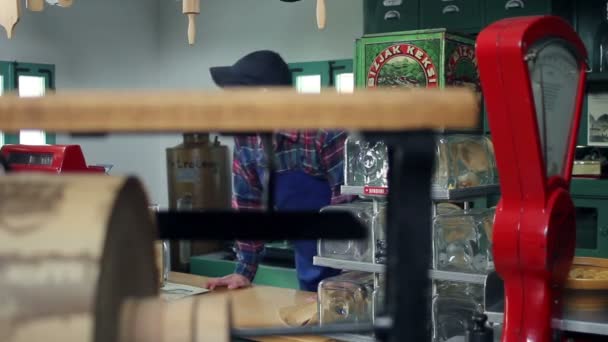 Schot van klanten die verschillende dingen in een oude, retro-winkel kopen — Stockvideo