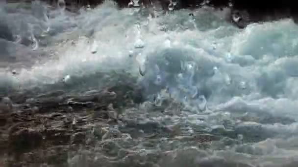 Prise de vue d'eau courante avec des gouttes d'eau montant d'une mousse d'eau . — Video