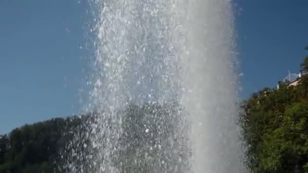 Skott av en fontän i park — Stockvideo