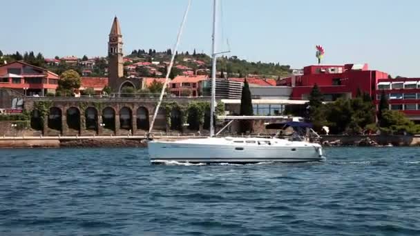 Prise de vue du rivage près de Piran, prise du bateau en mouvement — Video