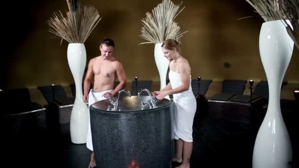 Paar trinkt Wasser im Kurbad — Stockvideo