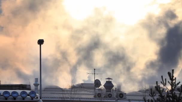 Sol brillante y nubes en movimiento por encima de la fábrica — Vídeo de stock