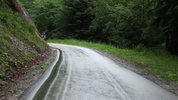 Plan rapproché du cycliste sur la route escorté par des automobilistes — Video