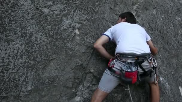 Jonge man klimmen in de natuur — Stockvideo