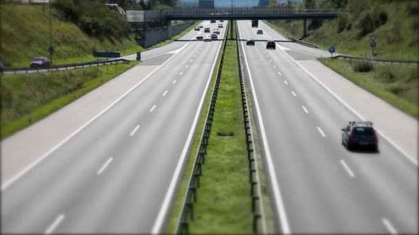Auto-estrada em que os carros estão sendo conduzidos — Vídeo de Stock