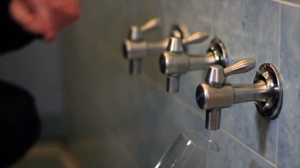 Крупный план руки мужчины, наливающего белое вино в стакан — стоковое видео