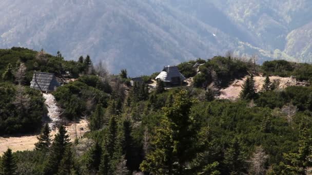 Camping avec des Cabanes et Bungalows à Slovenian mountains tourné d'en haut — Video