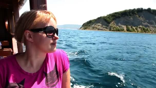 A young girl is admiring the view — Stock Video