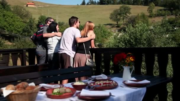Dois casais em um encontro decidiram começar a comer frios na natureza — Vídeo de Stock