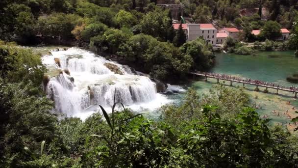 Panoramatický záběr od vodopádu v národním parku krka-Chorvatsko — Stock video