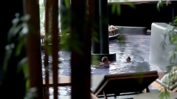 Tiro de una pareja nadando en el spa — Vídeos de Stock