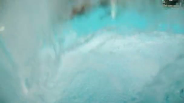 Wasserfall in einem Pool — Stockvideo