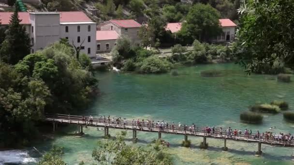 Tiro panorâmico da ponte sobre o rio Krka — Vídeo de Stock