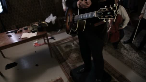 Grue qui va du guitariste à une vieille machine à coudre 