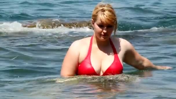 Woman enjoys in the water — Stock Video