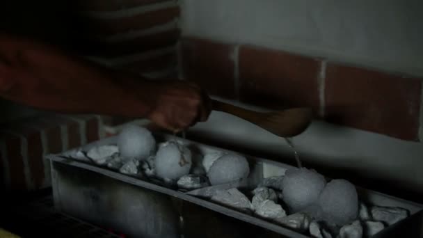 Poner agua sobre hielo en el horno — Vídeo de stock